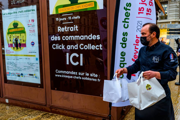 Des chefs lyonnais de renoms ont investi un kiosque en centre ville et crée une association redistribuant les bénéfices de la vente de leurs repas à...