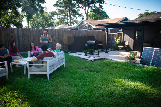 des liens familiaux multigénérationnels lors d’un barbecue dans la cour - garden decoration photos et images de collection