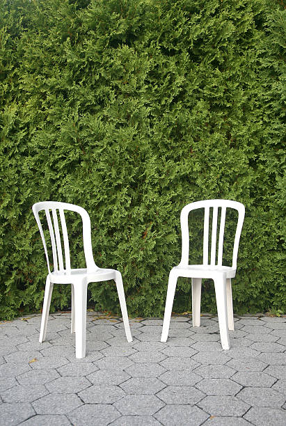 deux fauteuils en plastique de haies sur le devant - garden decoration photos et images de collection