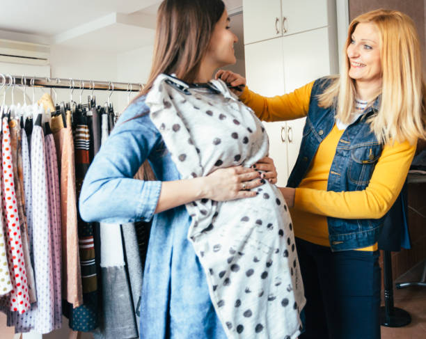 deux femmes entrepreneurs - fashion photos et images de collection