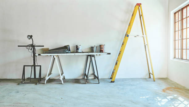 deze kamer heeft wat werk nodig - home decoration stockfoto's en -beelden