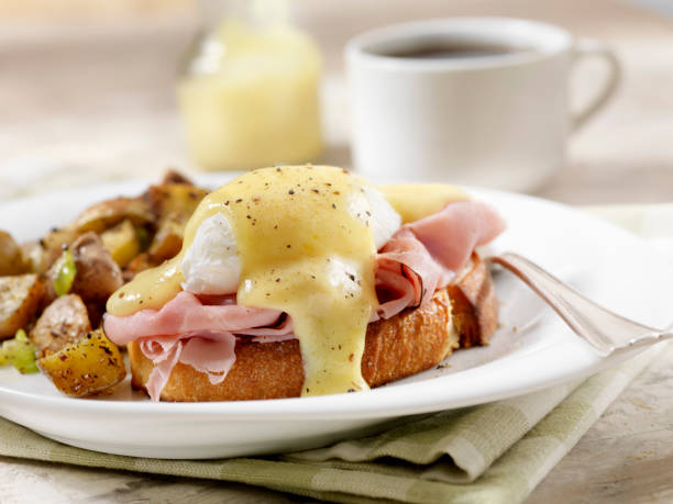 eggs benedict with black forest ham and hash browns on grilled french bread - food stock pictures, royalty-free photos & images