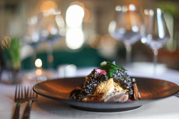 el jefe de cocina de un restaurante gourmet se prepara para el servicio de cena. - food fotografías e imágenes de stock