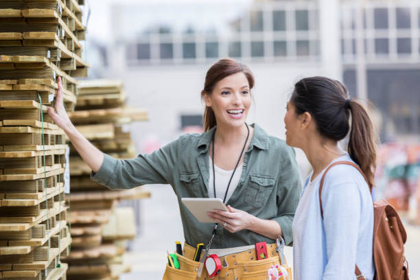 empleado de ferretería alegre habla sobre plataformas de madera con el cliente - home decoration fotografías e imágenes de stock