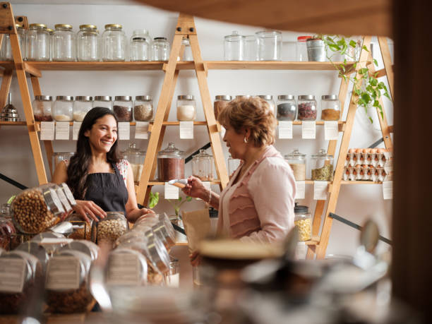 employé hispanique heureux et client souriant à l’autre - food photos et images de collection