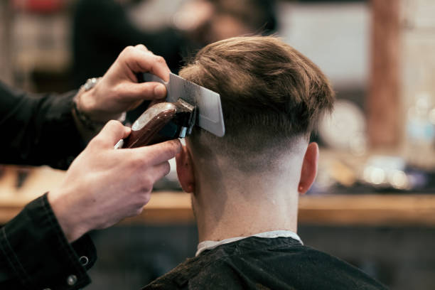 engelse stijl barber shop actie - hairstyle stockfoto's en -beelden