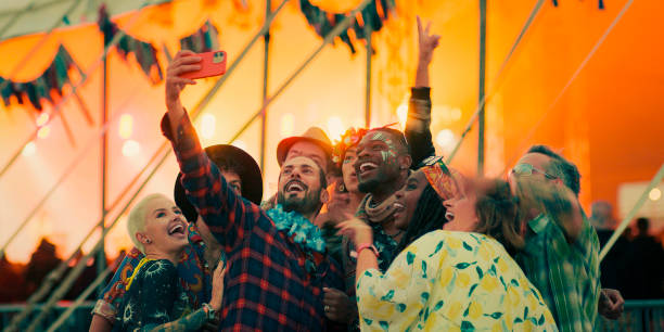 everyone together for a selfie - concert stock pictures, royalty-free photos & images