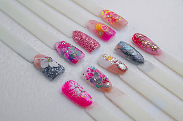 fake painted nails manicure - nails art photos et images de collection