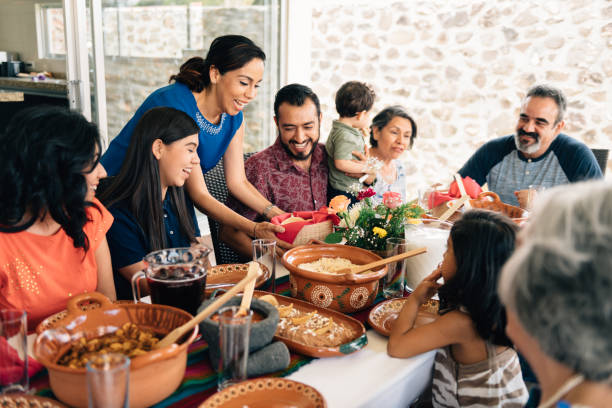 familie van meerdere generaties die samen in openlucht eten - food stockfoto's en -beelden