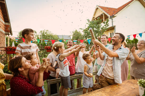 familienfest im hinterhof - garden decoration stock-fotos und bilder