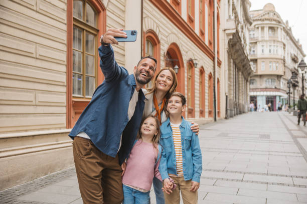 family exploring city - travel stock pictures, royalty-free photos & images