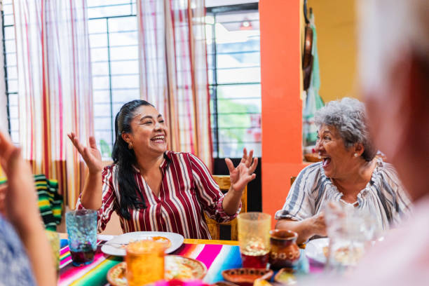 family talking and eating at home - food stockfoto's en -beelden