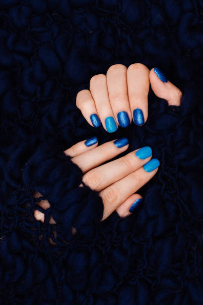 female hands with blue nails - nails art photos et images de collection