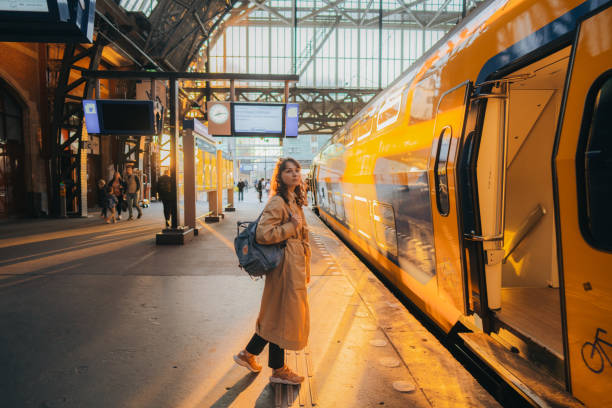 femme attendant le train à la gare - travel photos et images de collection
