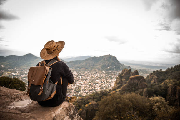 femme enjoing la vue. - travel photos et images de collection