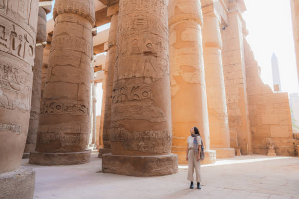 femme marchant dans le temple égyptien antique à louxor - travel photos et images de collection