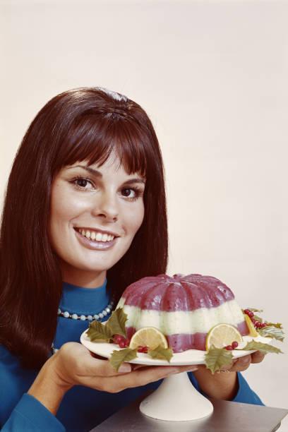 femme tenant mousse sur fond blanc, gros plan, portrai - food photos et images de collection