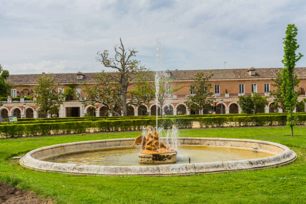 fountain of the nereid - garden of aranjuez, spain - garden decoration stockfoto's en -beelden