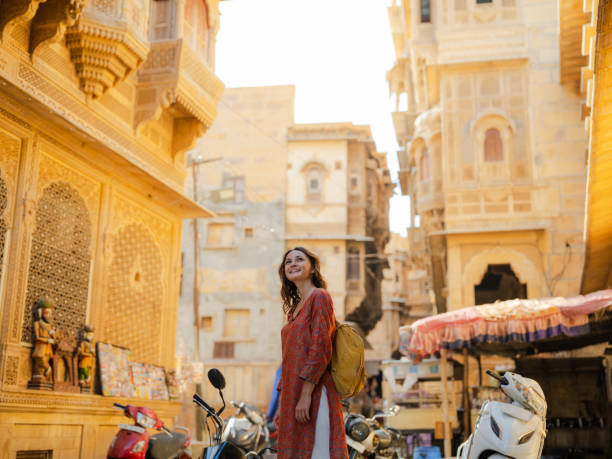 frau, die auf einer überfüllten straße in der altstadt von jaisalmer, indien, geht - travel stock-fotos und bilder