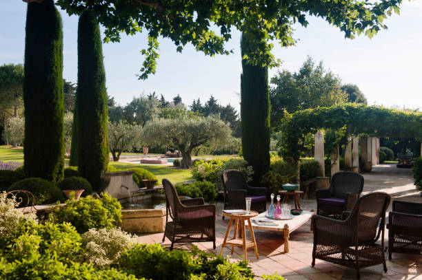 french holiday home in provence - garden decoration photos et images de collection