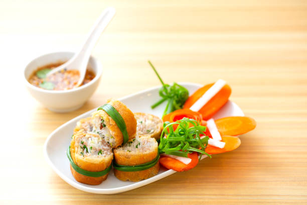 fried spring rolls: a crunchy and delicious asian appetizer. suitable for parties and gatherings. there are thai, vietnamese and chinese flavors. - junk food stock pictures, royalty-free photos & images
