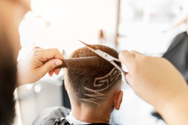 friseur-rasier-designs in eine haarschere des kunden - hairstyle stock-fotos und bilder