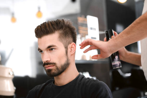 friseur-sprüh-haar - hairstyle stock-fotos und bilder