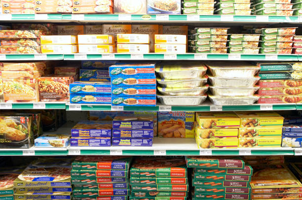 frozen foods section of grocery store - food photos et images de collection