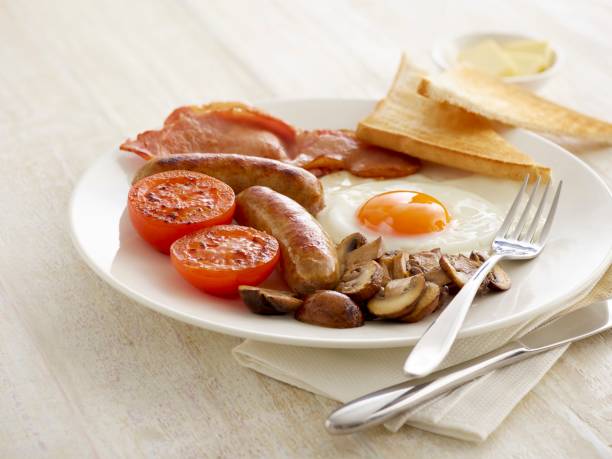 full english breakfast served on a plate - junk food stockfoto's en -beelden
