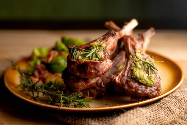gegrilde nieuw-zeeland lamb chops verguld met gebakken brussel spruitjes - food stockfoto's en -beelden