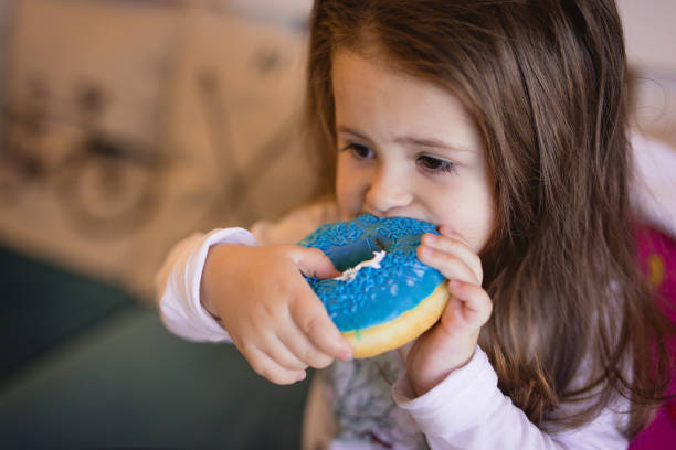 genieten van mijn dessert - junk food stockfoto's en -beelden