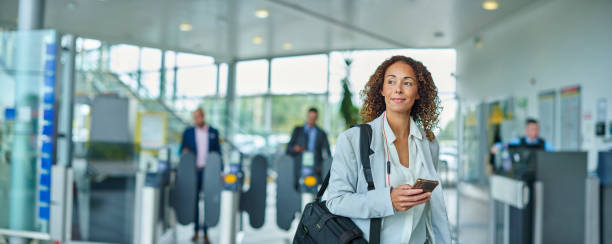 geschäftsfrau kommt am flughafen an - travel stock-fotos und bilder