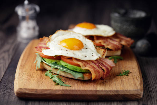 gezonde spek, gebakken ei brunch - food stockfoto's en -beelden