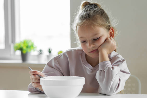 girl doesn't want to eat - food stockfoto's en -beelden