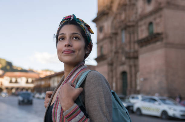 glückliche frau sightseeing rund um cusco rund um die kathedrale - travel stock-fotos und bilder