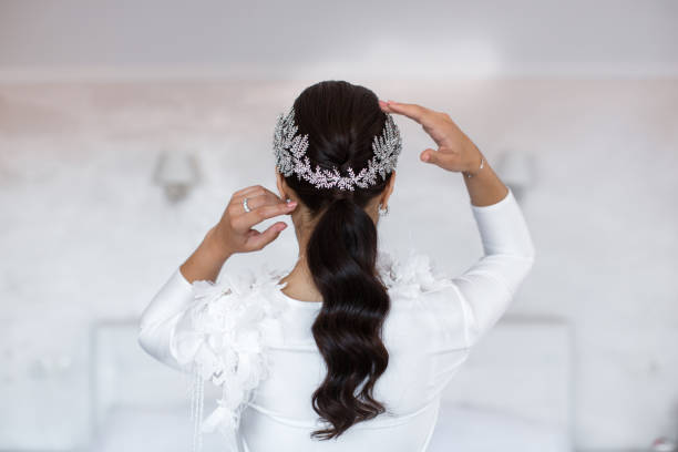 graceful stylish hairstyle for the brunette bride - hairstyle fotografías e imágenes de stock
