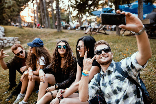 groep vrienden nemen selfie op zomer-muziekfestival - concert stockfoto's en -beelden