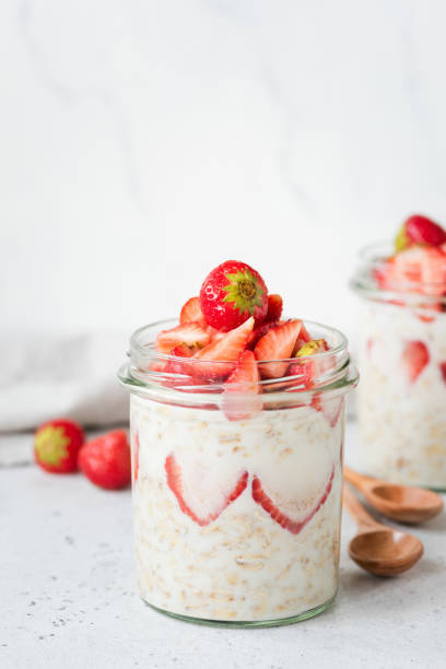 healthy breakfast overnight oats with strawberries - junk food stock pictures, royalty-free photos & images