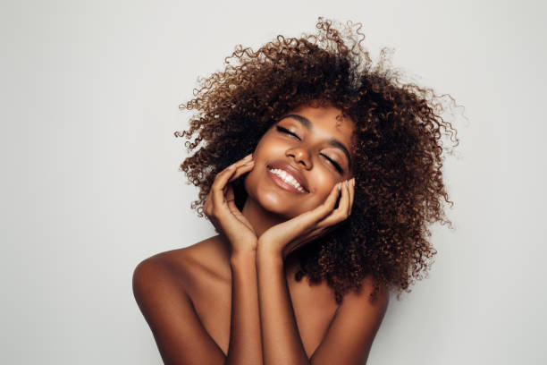 hermosa mujer afro con maquillaje perfecto - hairstyle fotografías e imágenes de stock