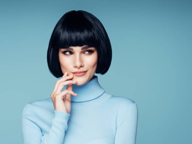 hermosa mujer con pelo corto negro - hairstyle fotografías e imágenes de stock