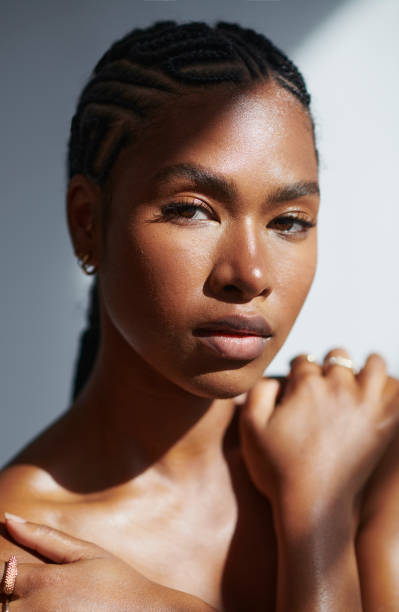 hermosa mujer de ojos marrones. foto de archivo - hairstyle fotografías e imágenes de stock