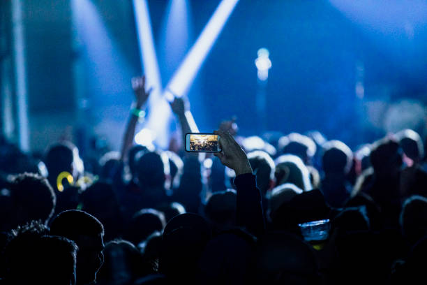 het nemen van een foto op een muziekfestival - concert stockfoto's en -beelden