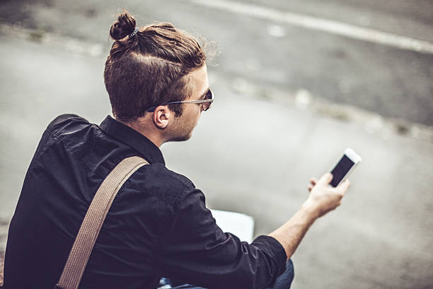 hipster dans la ville - hairstyle photos et images de collection