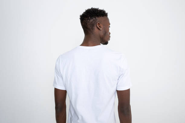hombre afroamericano con camiseta blanca sobre fondo blanco. - hairstyle fotografías e imágenes de stock