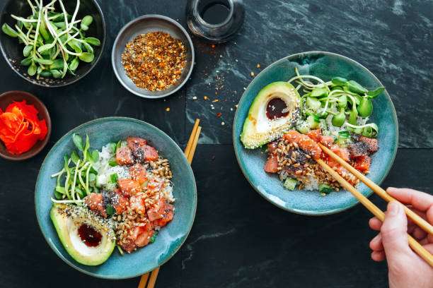homme mangeant poke bols avec sauce ponzu - food photos et images de collection