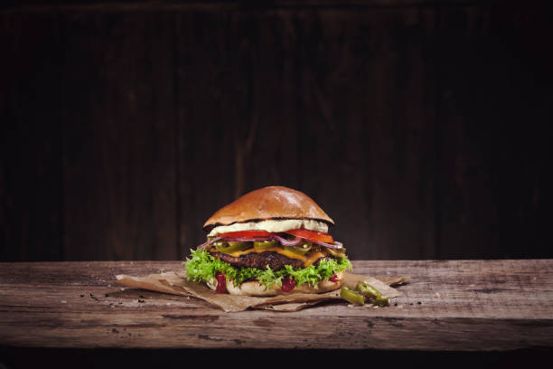 hot chili burger - junk food stockfoto's en -beelden