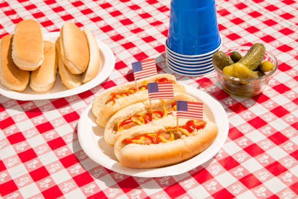 hot dogs july 4th bbq, july 4 background, bbq summer party foods - junk food stock pictures, royalty-free photos & images