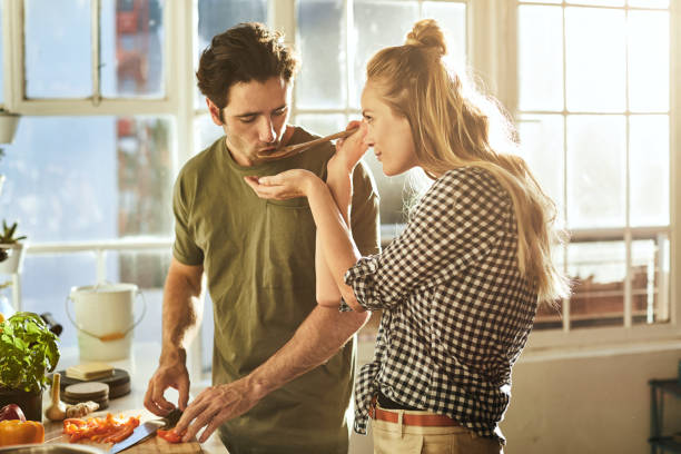 ik heb een speciale ingrediënt toegevoegd - food stockfoto's en -beelden