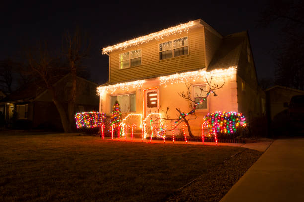 illuminated house during christmas at night - garden decoration stockfoto's en -beelden