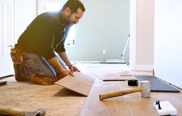 installing wooden vinyl floor - home decoration stock pictures, royalty-free photos & images